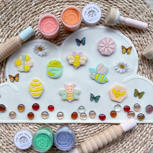 Honey Bees & Hive Cutters Set