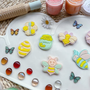 Honey Bees & Hive Cutters Set