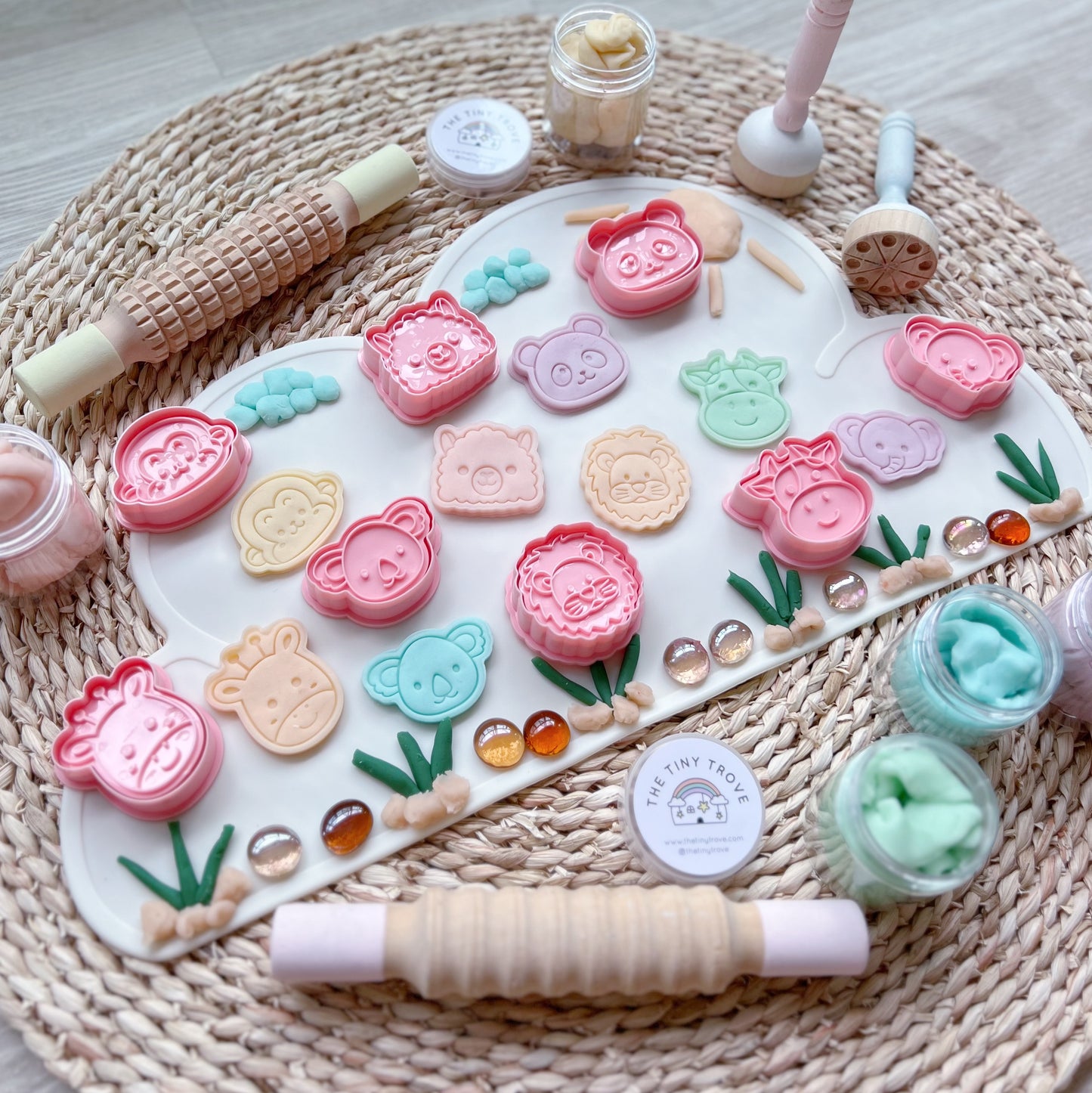 Faces of the Jungle Safari Animal Cutter Party Pack