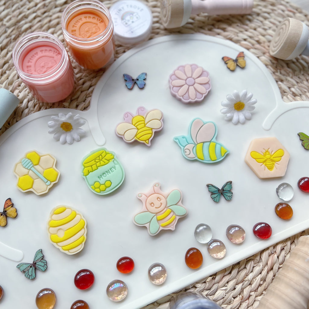 Honey Bees & Hive Cutters Set