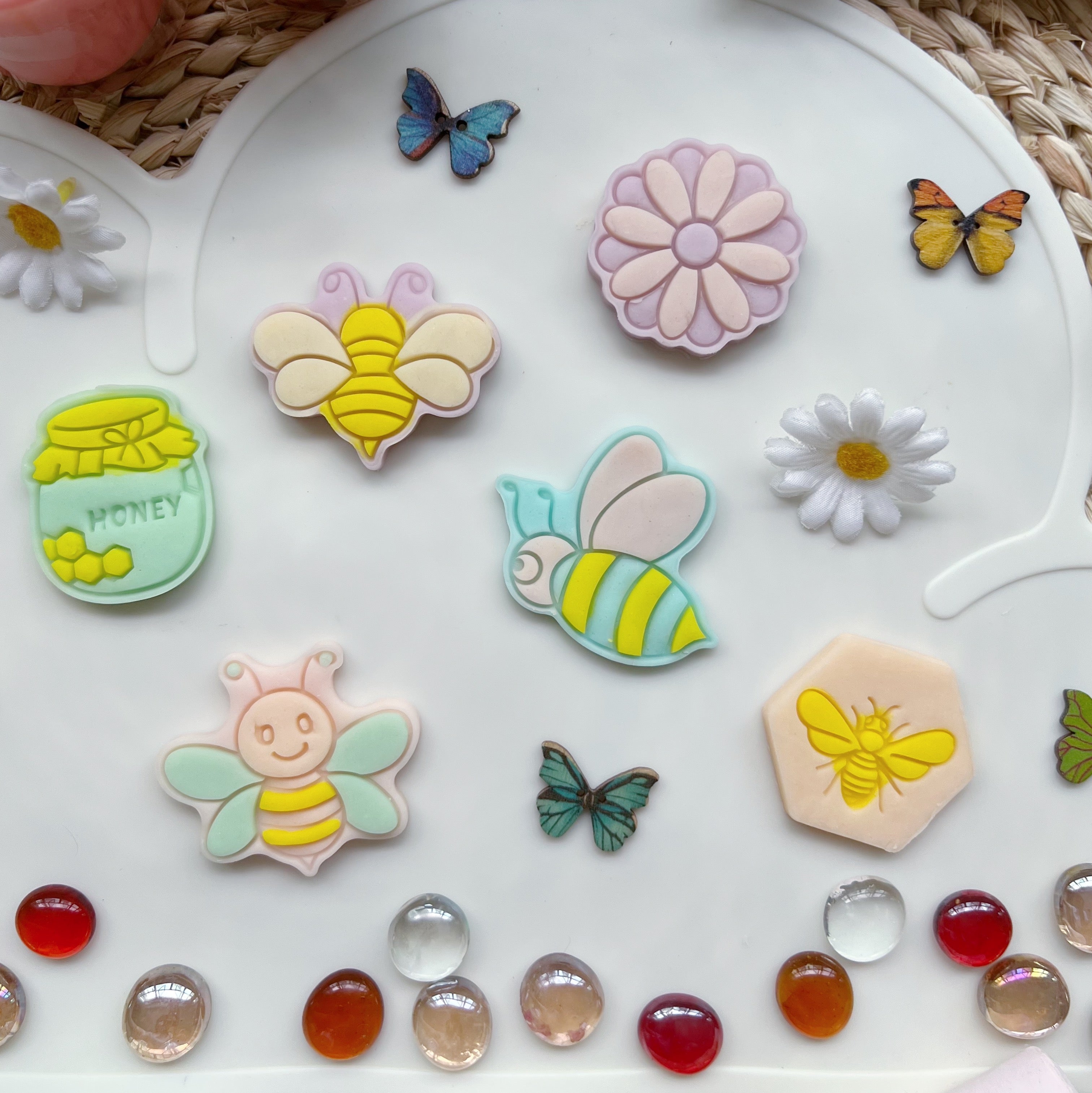 Honey Bees & Hive Cutters Set