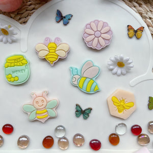 Honey Bees & Hive Cutters Set